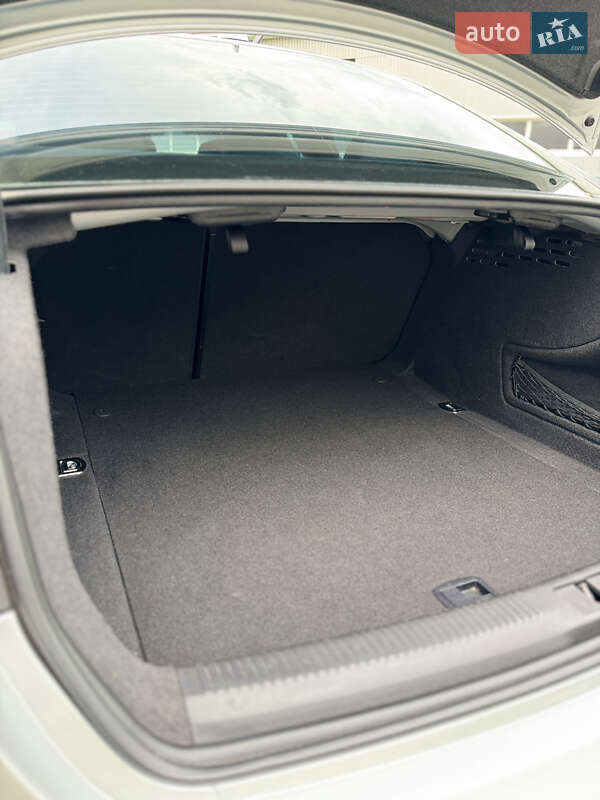 Седан Audi A4 2013 в Луцке