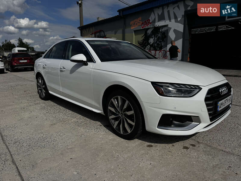 Седан Audi A4 2022 в 