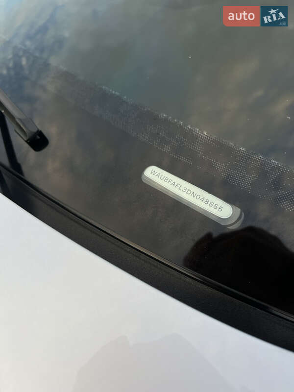 Седан Audi A4 2013 в Ужгороде