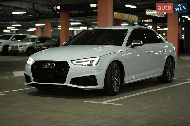 Седан Audi A4 2016 в Киеве