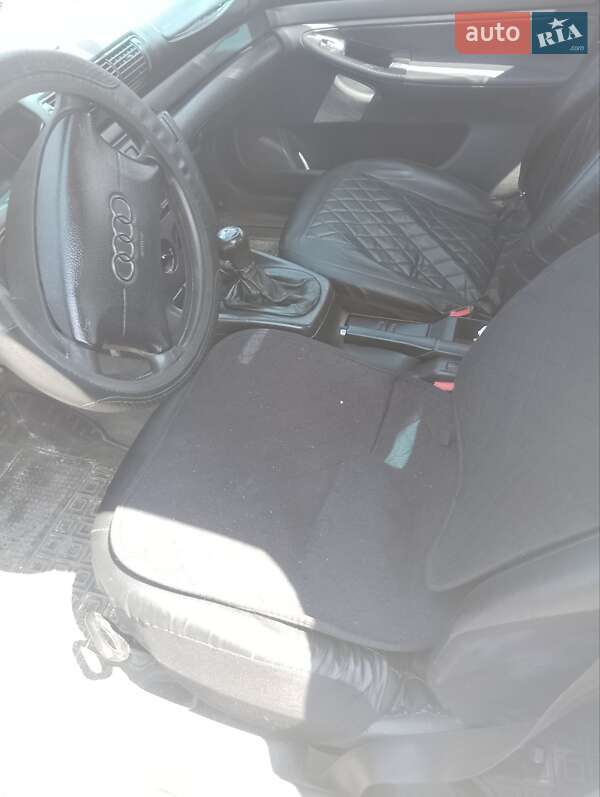 Седан Audi A4 1995 в Волочиске