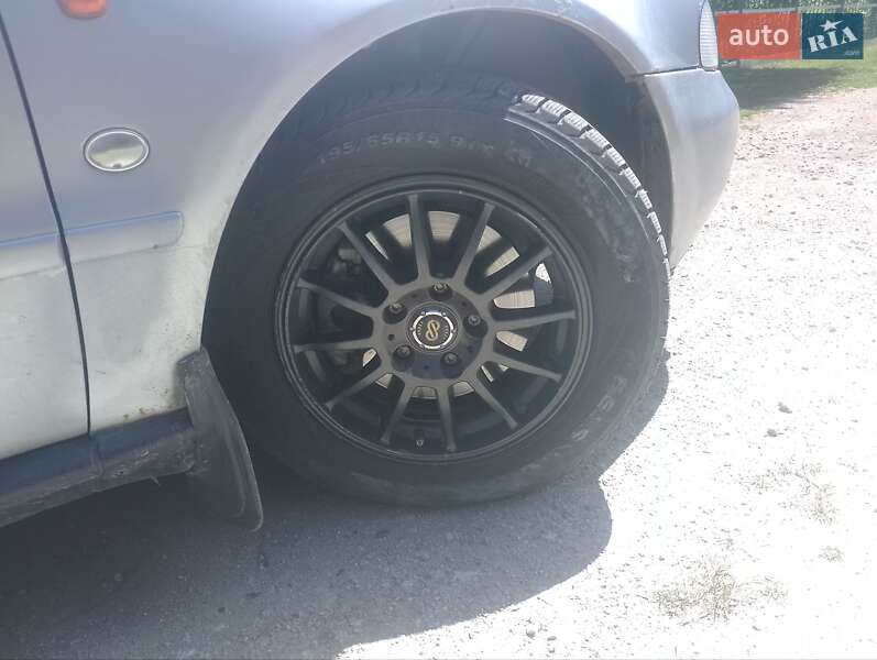 Седан Audi A4 1995 в Волочиске