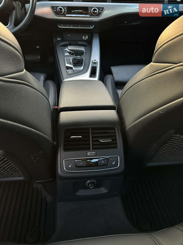 Седан Audi A4 2018 в Киеве