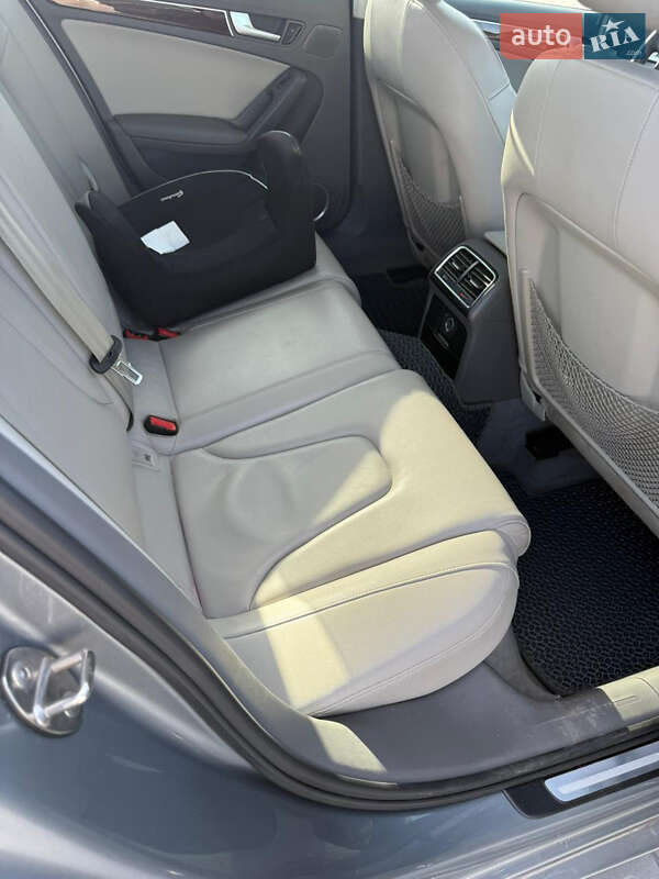 Седан Audi A4 2010 в Луцке