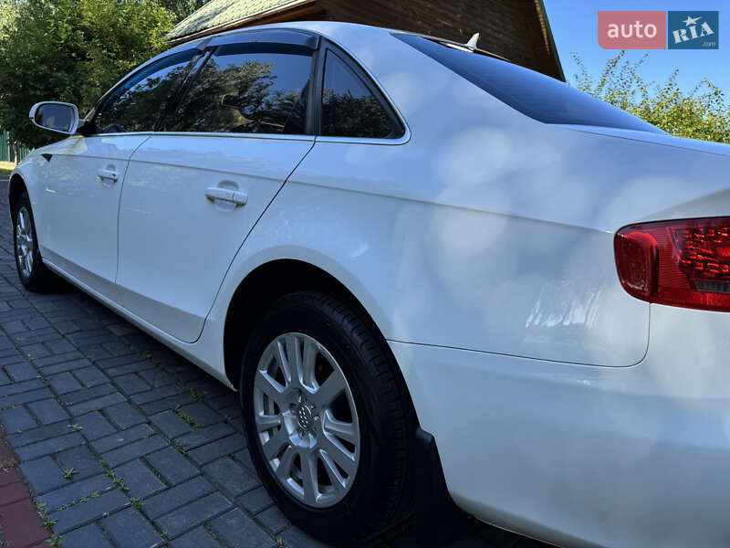Седан Audi A4 2010 в Луцке