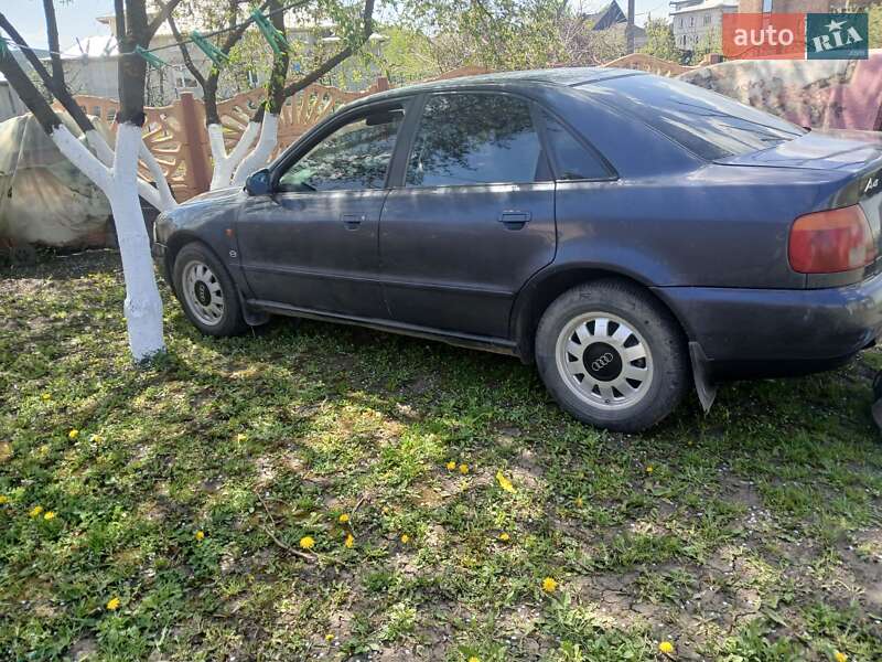 Седан Audi A4 1996 в Чернівцях