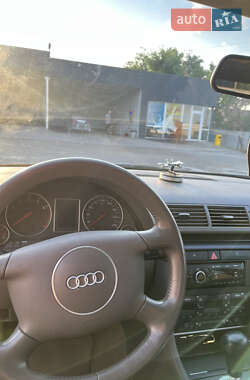 Седан Audi A4 2000 в 