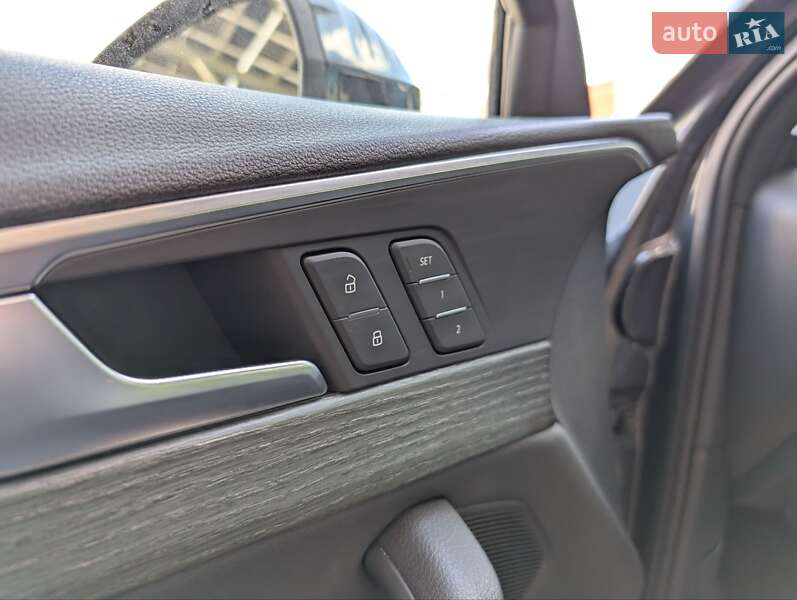 Седан Audi A4 2018 в Киеве