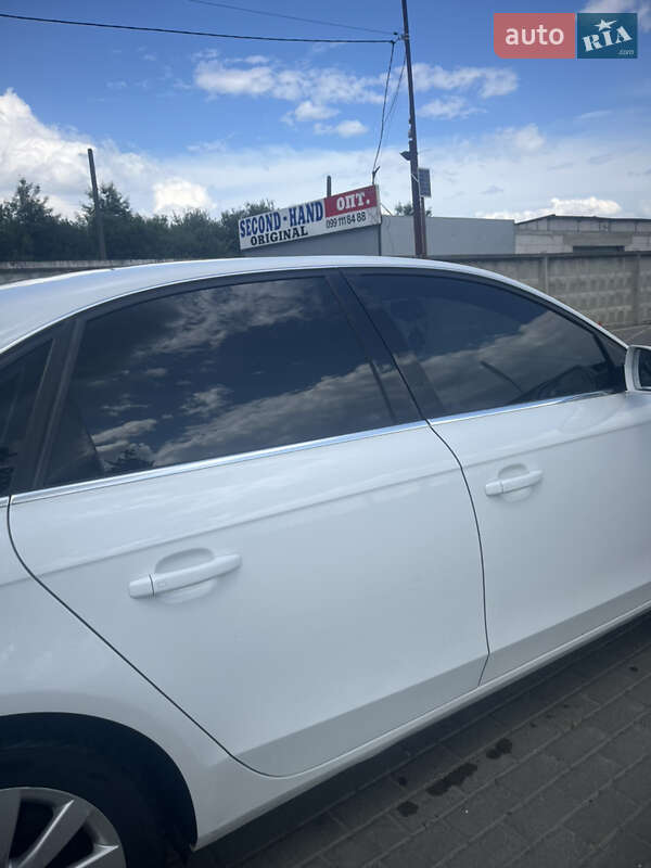 Седан Audi A4 2011 в Стрию
