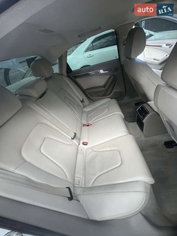 Седан Audi A4 2011 в Стрию