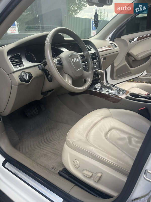Седан Audi A4 2011 в Стрию