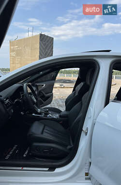 Седан Audi A4 2022 в 