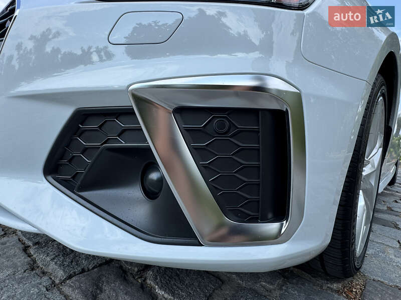 Седан Audi A4 2022 в Киеве