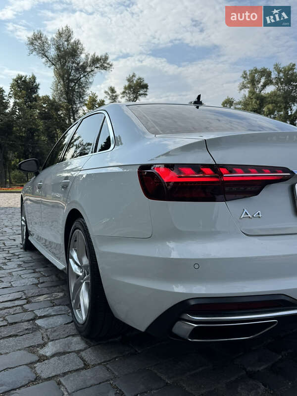 Седан Audi A4 2022 в Киеве