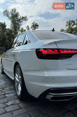 Седан Audi A4 2022 в 