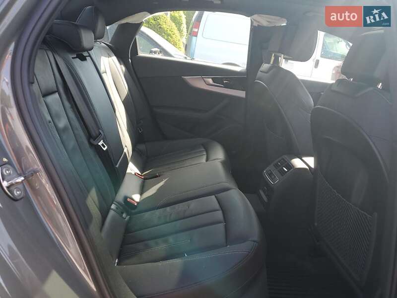 Седан Audi A4 2022 в Львове