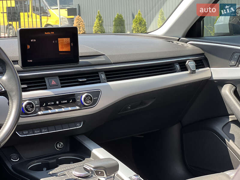 Седан Audi A4 2017 в Ужгороді