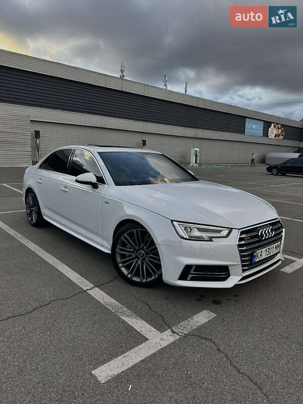 Седан Audi A4 2016 в 