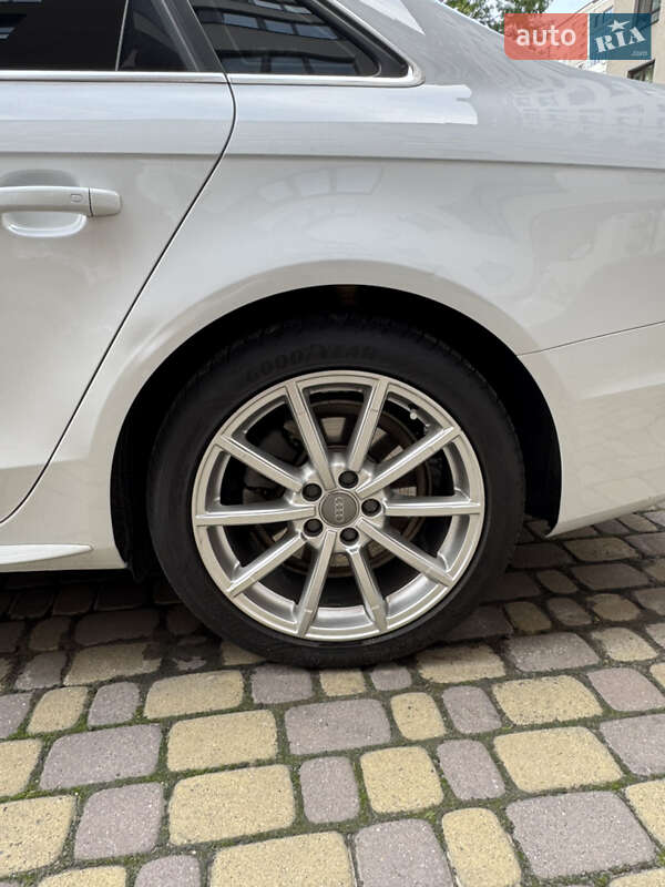 Седан Audi A4 2014 в Івано-Франківську