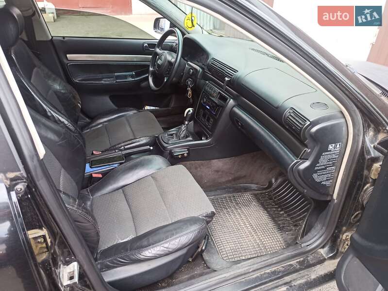 Седан Audi A4 1995 в Каневі