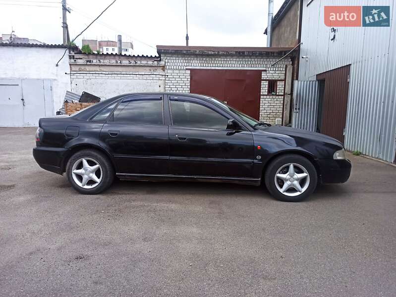 Седан Audi A4 1995 в Каневі