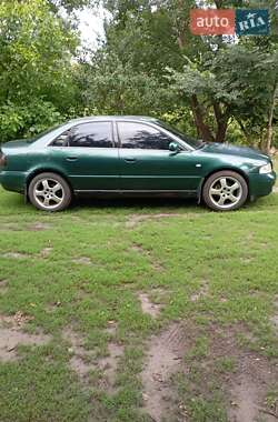 Седан Audi A4 2001 в Краснограді