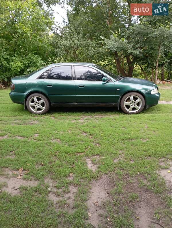 Седан Audi A4 2001 в Краснограді