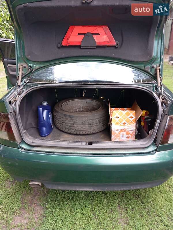 Седан Audi A4 2001 в Краснограді