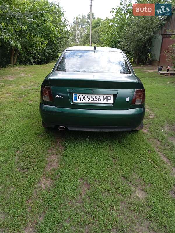 Седан Audi A4 2001 в Краснограді
