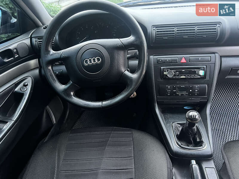 Седан Audi A4 1999 в Умані