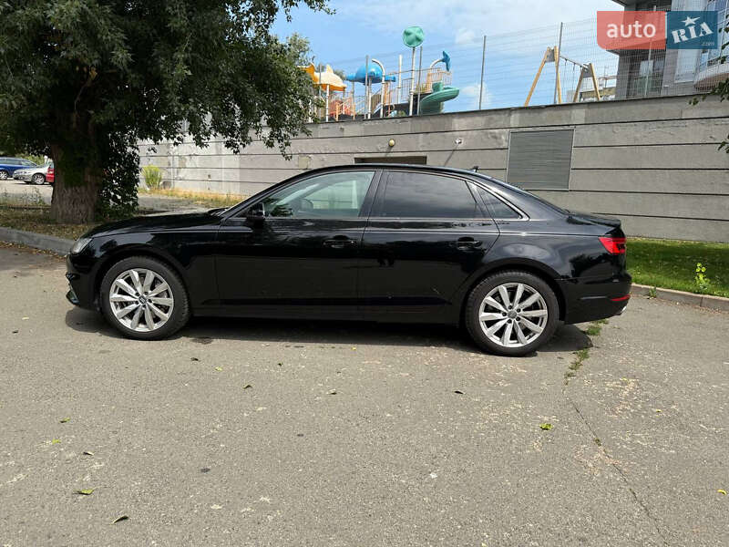 Седан Audi A4 2016 в Киеве