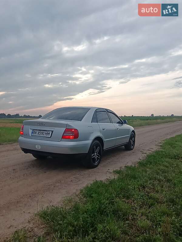 Седан Audi A4 1999 в Сарнах