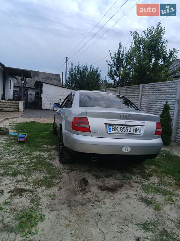 Седан Audi A4 1999 в Сарнах