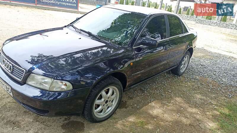 Седан Audi A4 1998 в Сторожинце