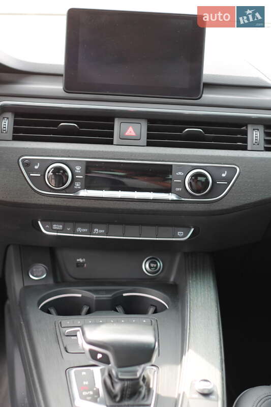 Седан Audi A4 2018 в Львове