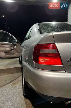 Седан Audi A4 1998 в 