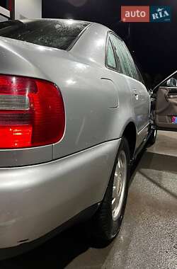 Седан Audi A4 1998 в 