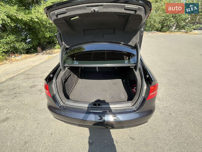 Седан Audi A4 2013 в Днепре
