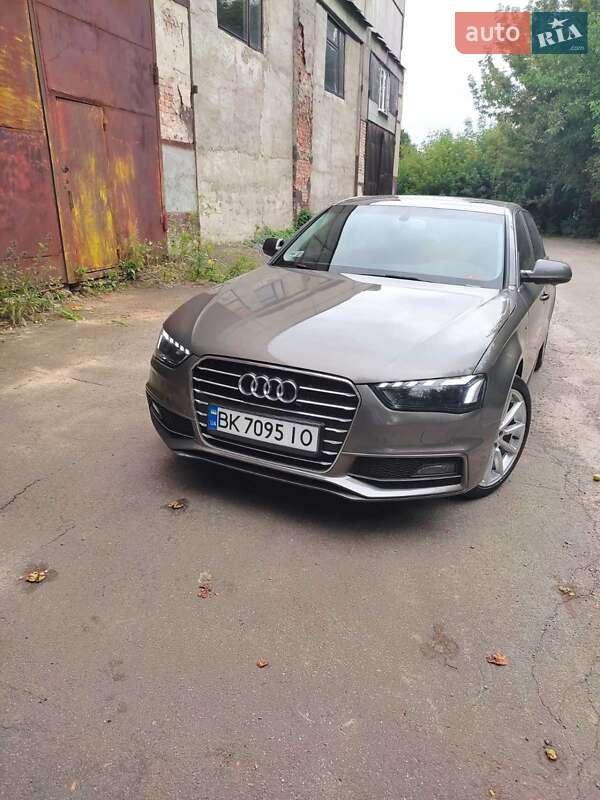 Седан Audi A4 2014 в Ровно