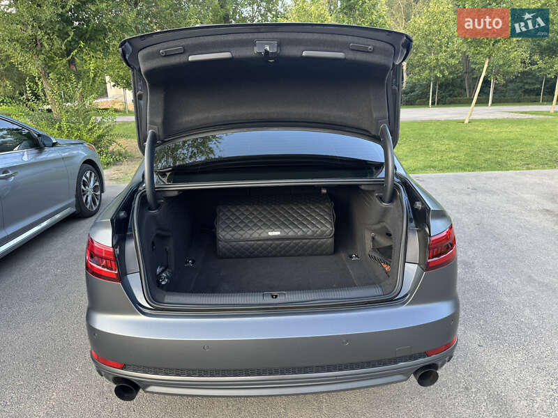 Седан Audi A4 2017 в Киеве