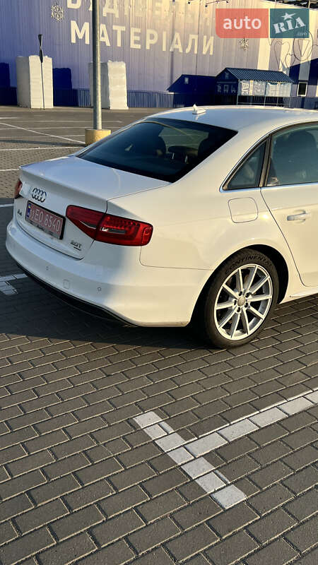 Седан Audi A4 2014 в Нововолынске