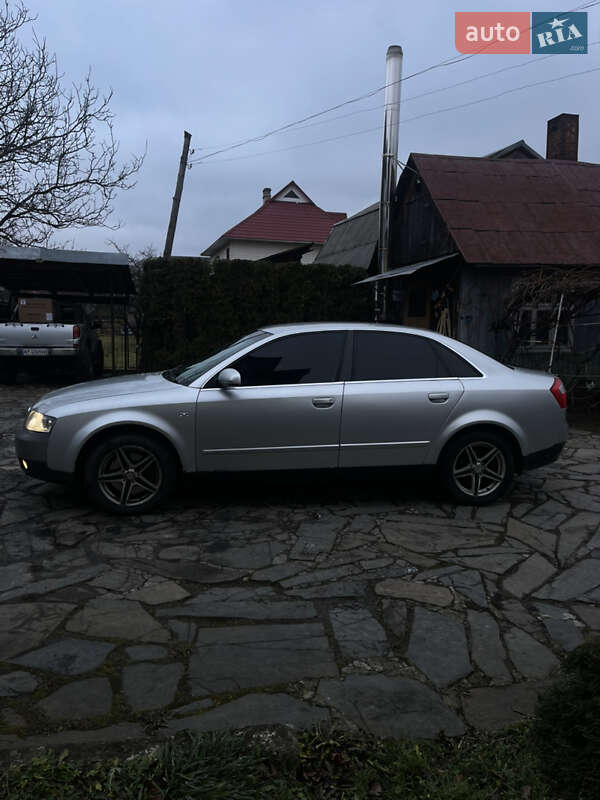 Седан Audi A4 2004 в Микуличине