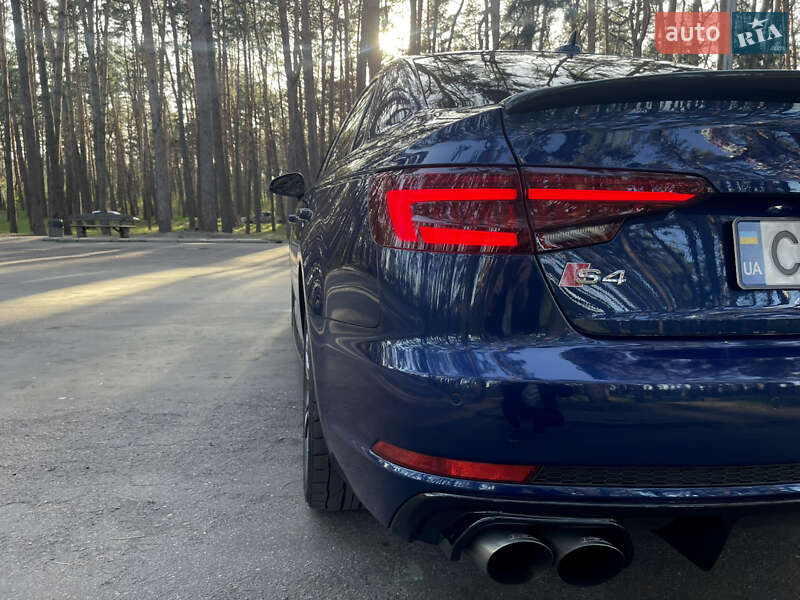 Седан Audi A4 2017 в Киеве