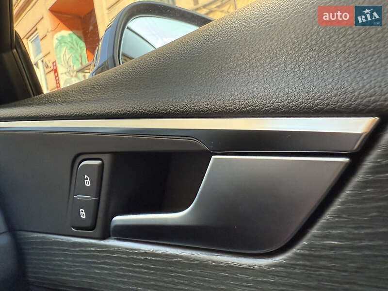 Седан Audi A4 2018 в Львове