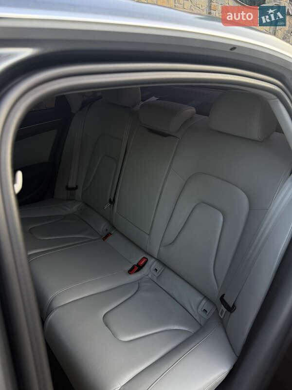 Седан Audi A4 2012 в Львове
