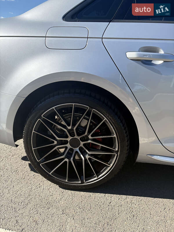 Седан Audi A4 2018 в Киеве