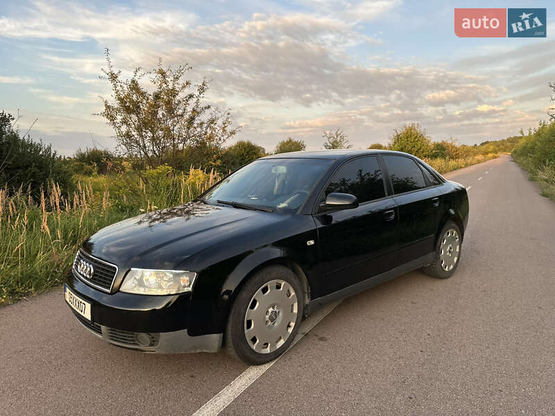 Седан Audi A4 2004 в Городке