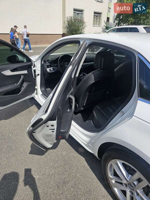 Седан Audi A4 2015 в Киеве