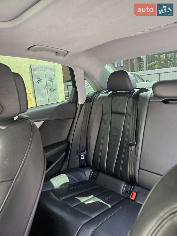 Седан Audi A4 2015 в Киеве