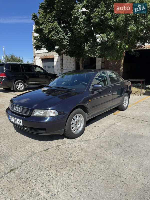 Седан Audi A4 1998 в Вараше